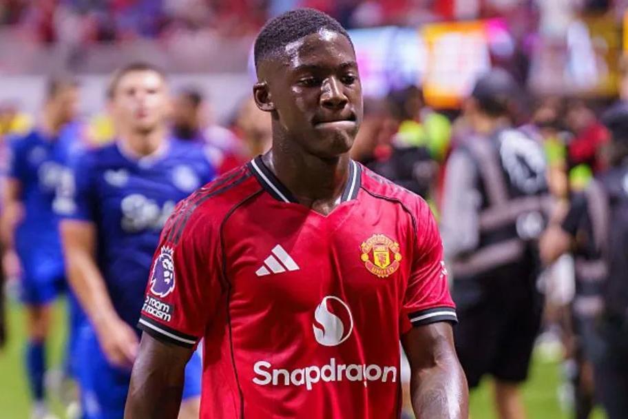 曼联青训杰出代表遭阿莫林弃用，球迷不满情绪升温